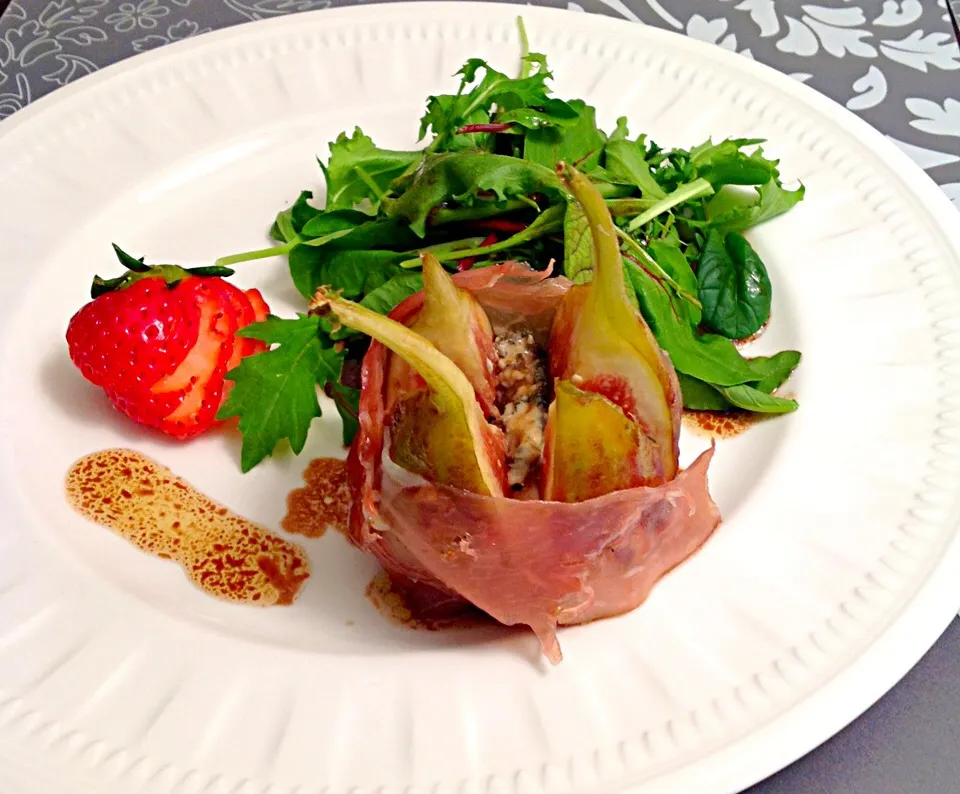 Mixed green salad with balsamic vinaigrette and Grilled figs wrapped with prosciutto|ダイアナさん