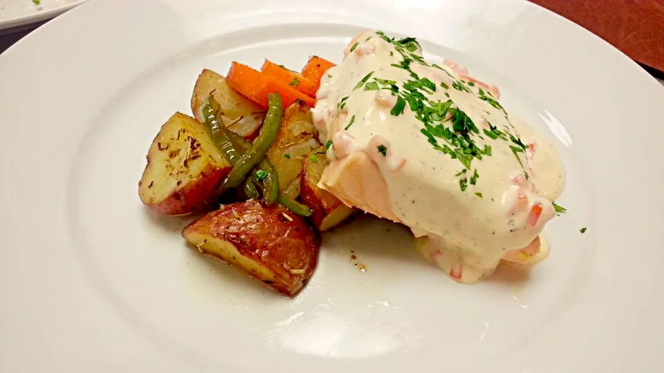 Lemon poached salmon with tomato mayonnaise, roasted potatoes, and honey glazed carrots.|Sarah teh Nomsさん