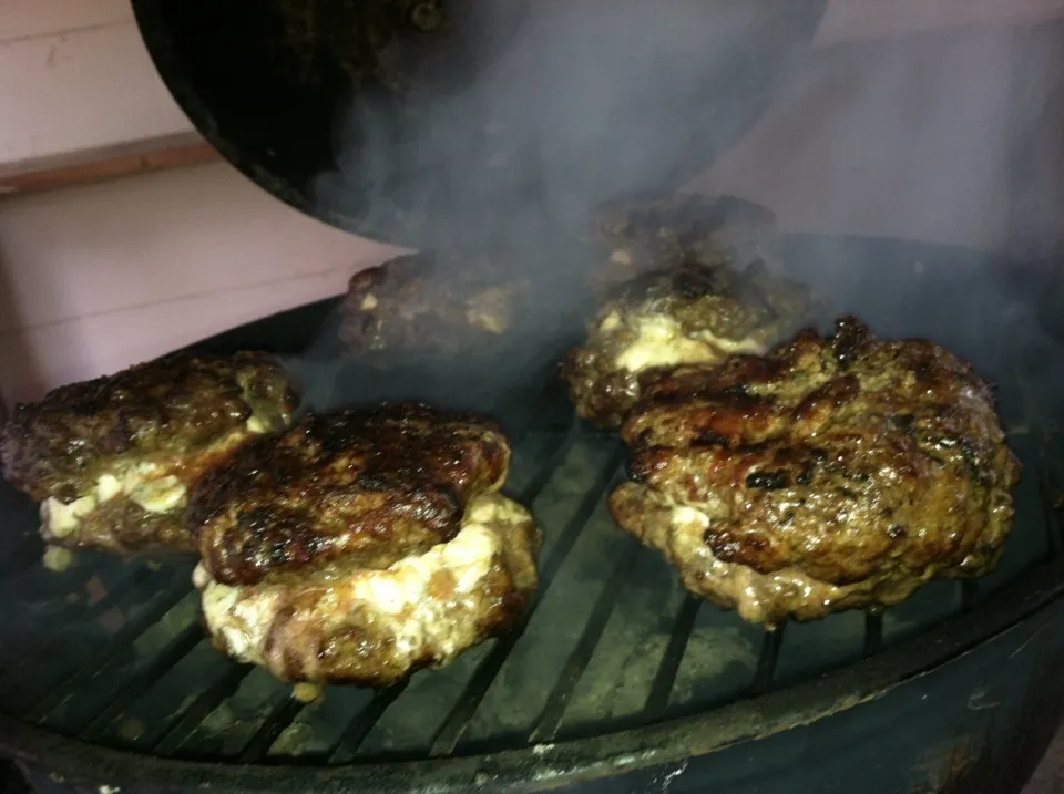 Snapdishの料理写真:Grilled bleu cheese and Gorgonzola stuffed hamburgers|robb revereさん