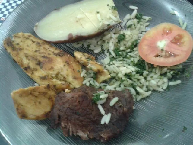 13/01/2014 - almoço

frango grelhado + carne frita + batata-doce + arroz branco com espinafre refogado + tomate|Gabriela Baptistaさん