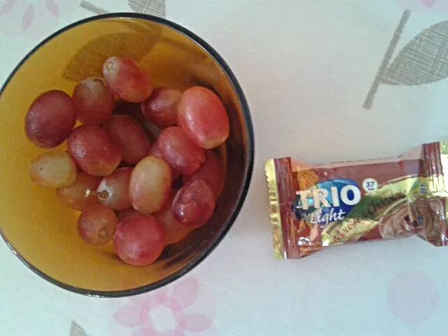 13/01/2014 - lanche da tarde 1  

uvas + barrinha de cereal trio light sabor mousse de chocolate|Gabriela Baptistaさん