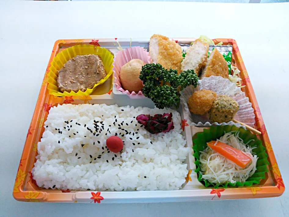 Snapdishの料理写真:めしあがっ亭の日替わり弁当
おはようございます。
めしあがっ亭です！
雪が降りそうなぐらい寒いです！
では、めしあがっ亭の日替わり
　　　　　　　弁当メニュー紹介です。
◎チキンカツ
◎まぐろの胡麻照り焼き
◎焼きビーフン
◎豆乳丸揚げの煮物
◎二色だんごのフライ

では、本日もめしあがっ亭を宜しくお願いいたします（●|Taira  Furukiさん