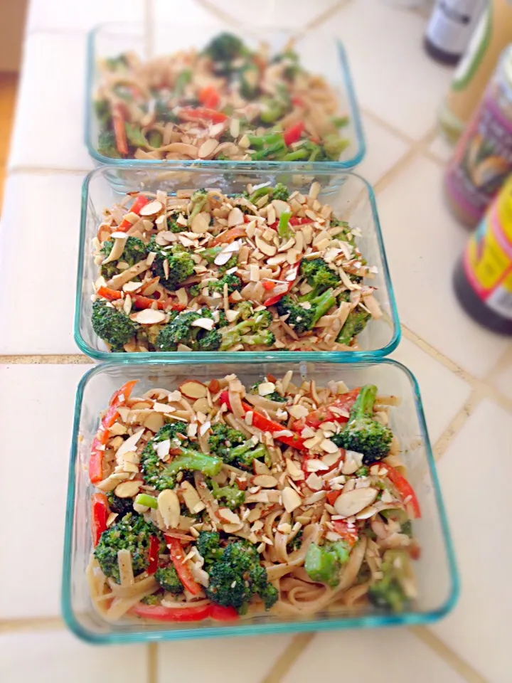 Gluten free vegan brown rice noodle stir-fry with broccoli, peppers, spicy almond butter sauce and sliced almonds|Allisonさん