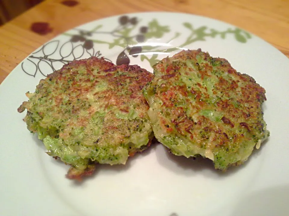 Broccoli parmesan fritters|Fe's kitchenさん