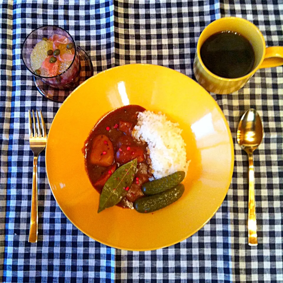 カフェブランチ☕️🍴ことこと煮込んだカレー&生ハムとスウィーティーのサラダ🍛|welcomeizumiさん