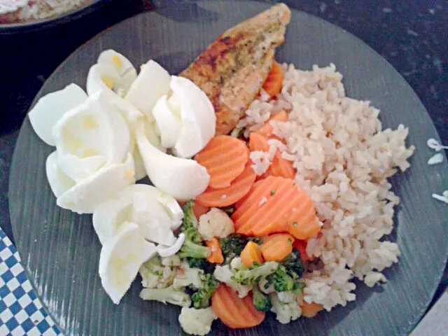 Snapdishの料理写真:15/01/2014 - almoço

frango grelhado + 3 claras + arroz integral + salada verão|Gabriela Baptistaさん