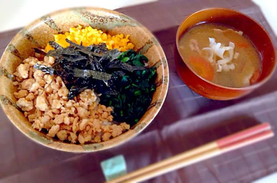 今日のお昼ご飯☆鶏そぼろ丼＆豚汁|@konomi.619さん