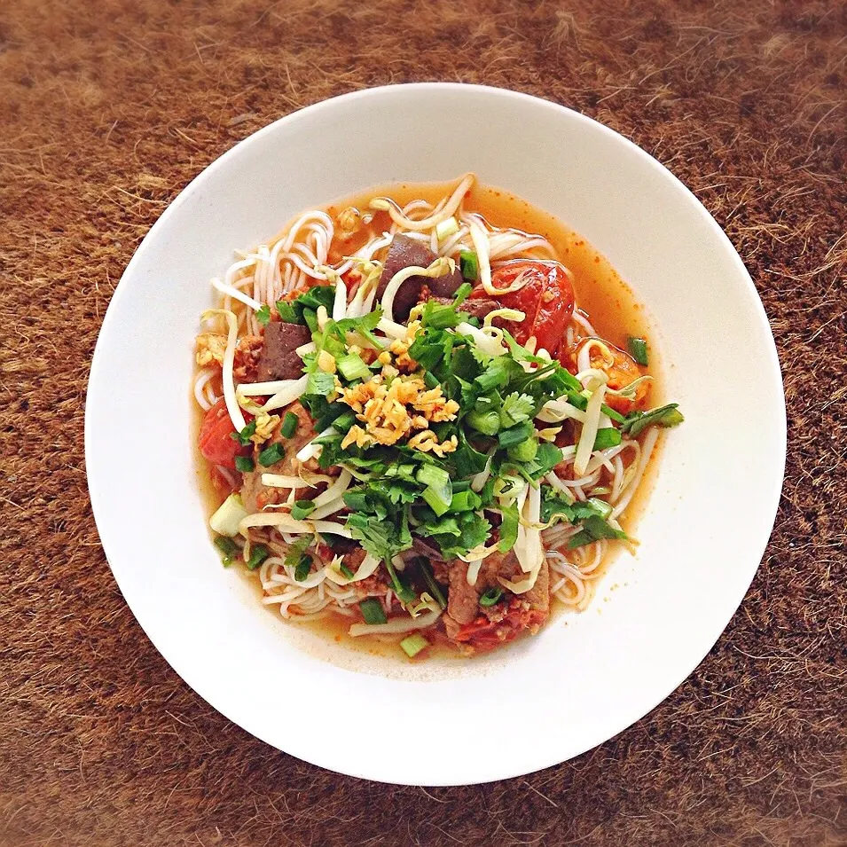 ขนมจีนน้ำเงี้ยว ( Rice noodle with spicy pork sauce )|Rojd Hikaruさん