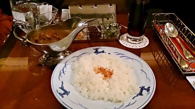 インドカレー。あっさりかな？と思ってもスパイス効いてます。サイコロのピクルスとレーズン、スライスアーモンドが薬味です。|akemi🐝さん