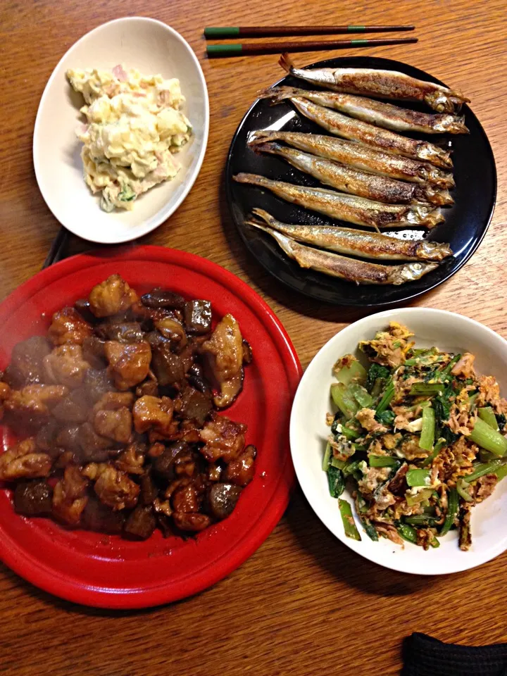 ★鶏肉とこんにゃくの甘辛煮★小松菜とツナの卵とじ★ししゃも焼き★昨日のポテサラ|三宅 里美さん