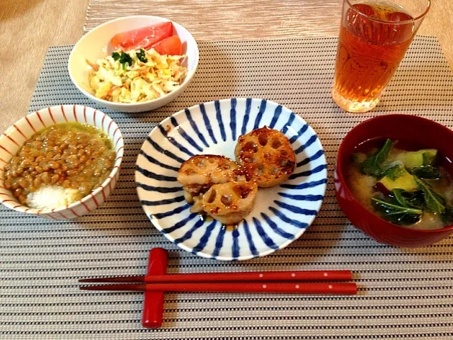 Snapdishの料理写真:蓮根の挽肉挟み焼、コールスローサラダ、さつまいもの味噌汁|まろさん