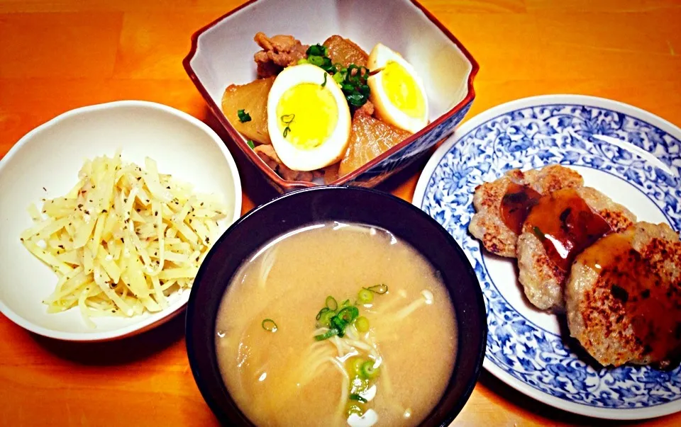 レンコンと豆腐のおやきネギソース、大根と豚の煮物、じゃがいものバジルあえ、お味噌汁❤|まりえさん