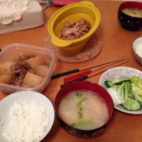 Snapdishの料理写真:鶏肉の蒸し焼き 大根の煮物 浅漬け|さおさん