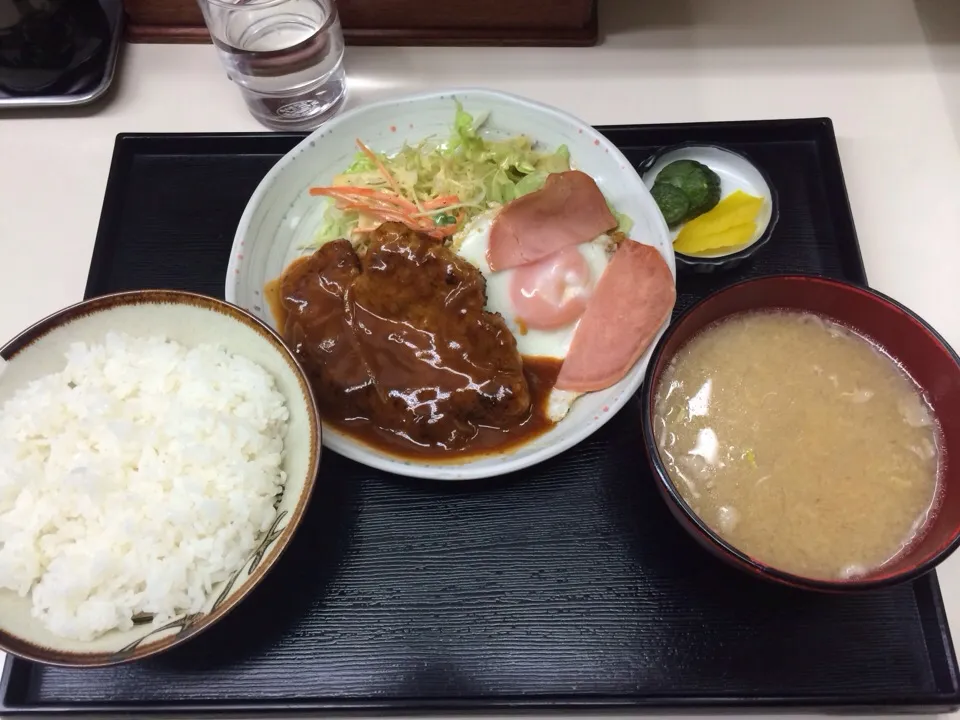 夕飯はハンバーグ定食|アクちゃんさん