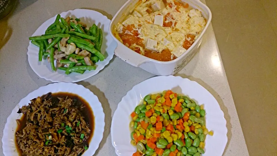 三色豆+豆鼓菇菇小魚+肉片四季豆+蕃茄豆腐蛋花湯|Emily Yangさん