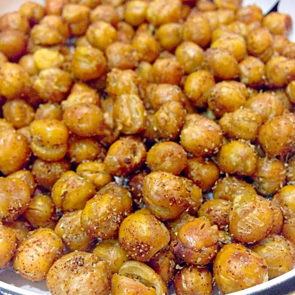 Crispy roasted chickpeas with paprika & herbs.|penny limさん