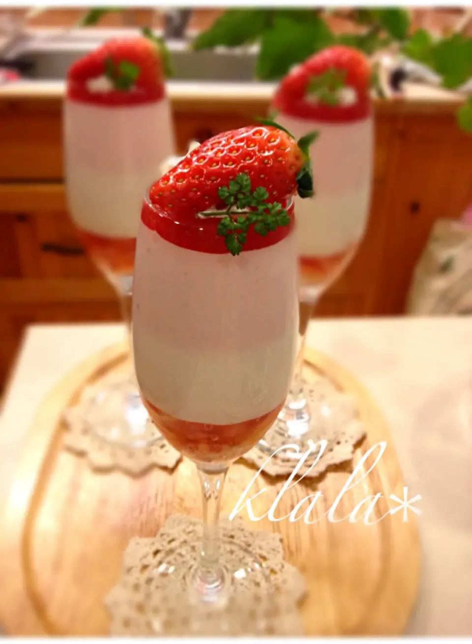 ストロベリーヨーグルトの4層ムース🍓|くららさん