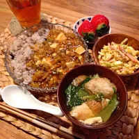 麻婆丼。マカロニサラダ。豆腐と小松菜のスープ。|Kaori Suzukiさん