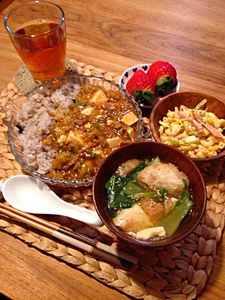 麻婆丼。マカロニサラダ。豆腐と小松菜のスープ。|Kaori Suzukiさん