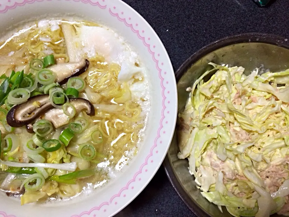 #夕飯 ボールサラダ、サッポロ一番塩ラーメン。夜は野菜を炒めてのせてみた、ヤッターー玉子がのってるーーー！|ms903さん