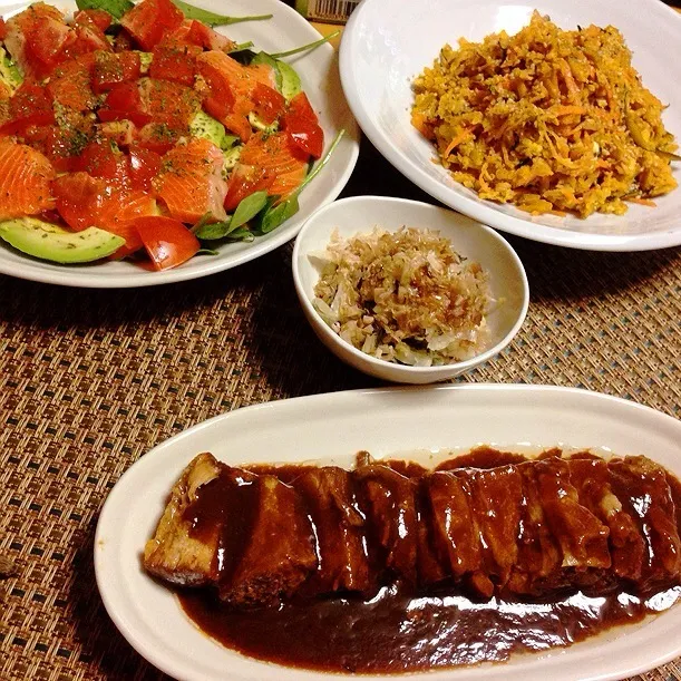 今日の晩ご飯。 豚の味噌煮、白菜の漬物、 ニンジン&カボチャしりしり、 サーモンとアボカドのカルパッチョ。|chacoさん