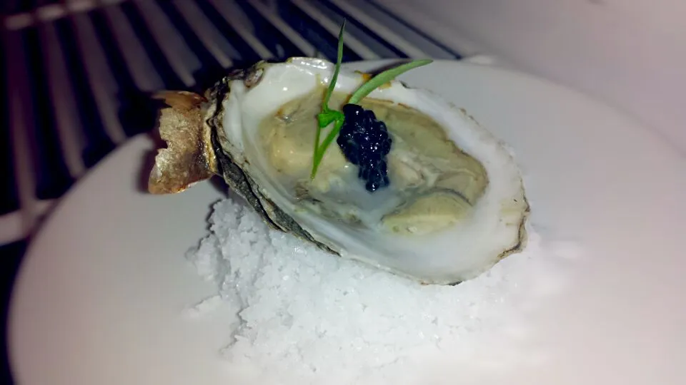 oyster with sturgeon caviar|Michael M Schleyerさん