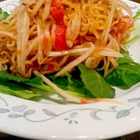 Snapdishの料理写真:spicy papaya salad with noodles and baby kale|Alison Sipさん