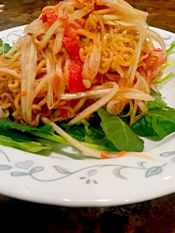 spicy papaya salad with noodles and baby kale|Alison Sipさん