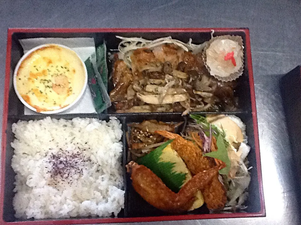 Snapdishの料理写真:豚ロース肉のグリルキノコソース弁当|Kiyotaka Goudaさん