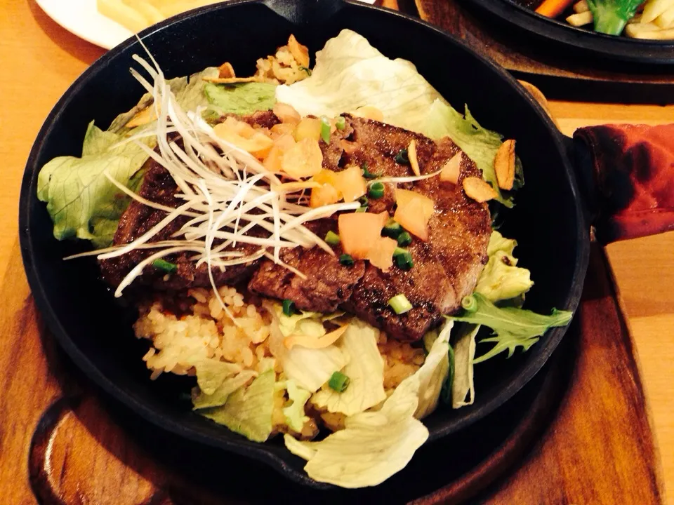 sliced steak in a buttered rice ✨|mayonnaiseさん