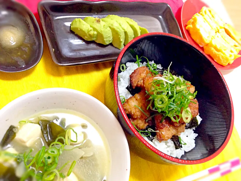 唐揚げの柚子胡椒風味丼、アボカド刺身、だしまき、お味噌汁|Miraiさん