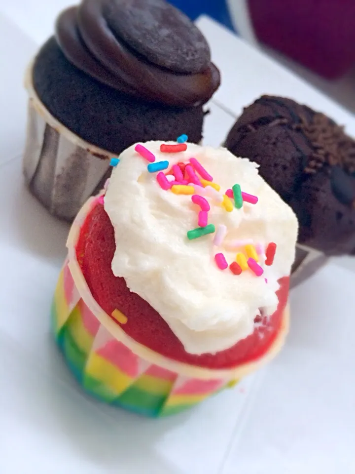 Rainbow cupcakes 🍭🌈😋|Reeseszeさん