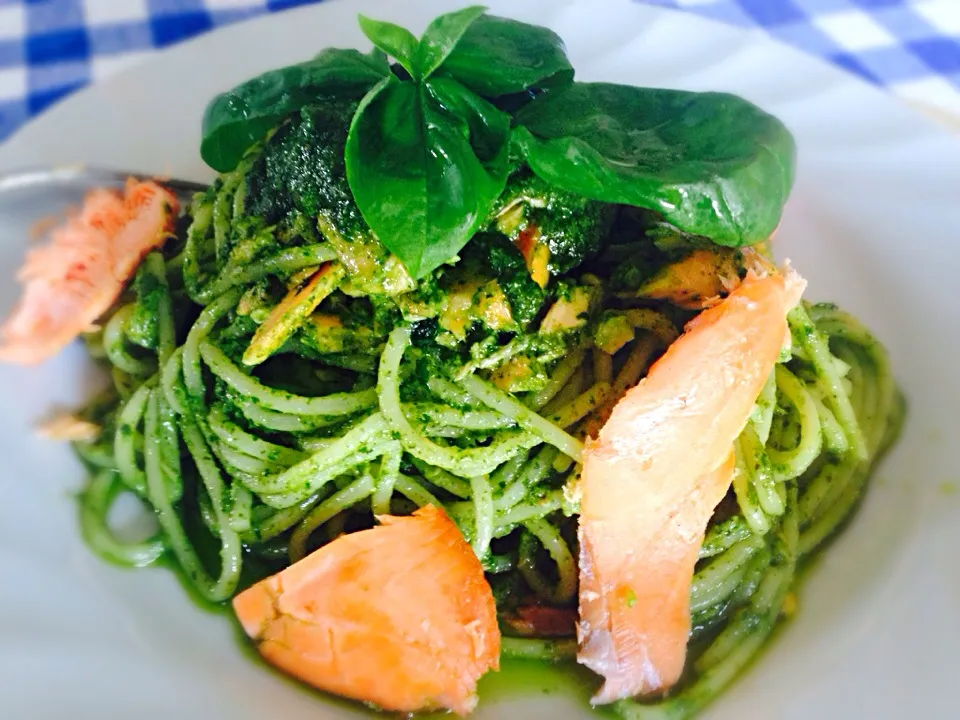 spaghetti al pesto genovese salmonato|Fabio  Palmieriさん