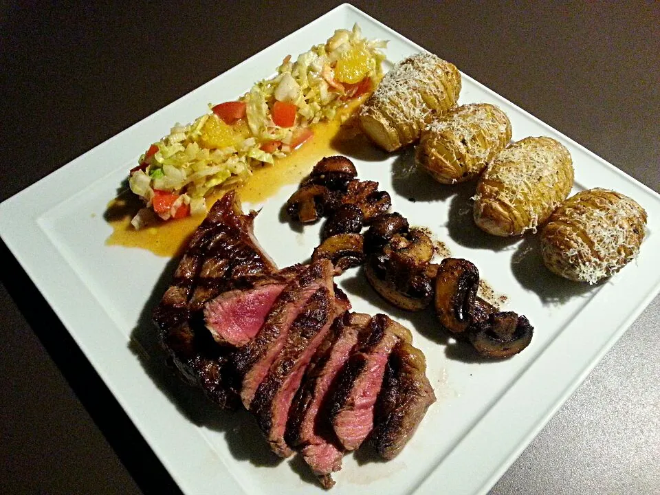 Entrecôte with hasselbäck potatoes, salad and mushrooms|Frank&Jolanda - Eteninbeeldさん