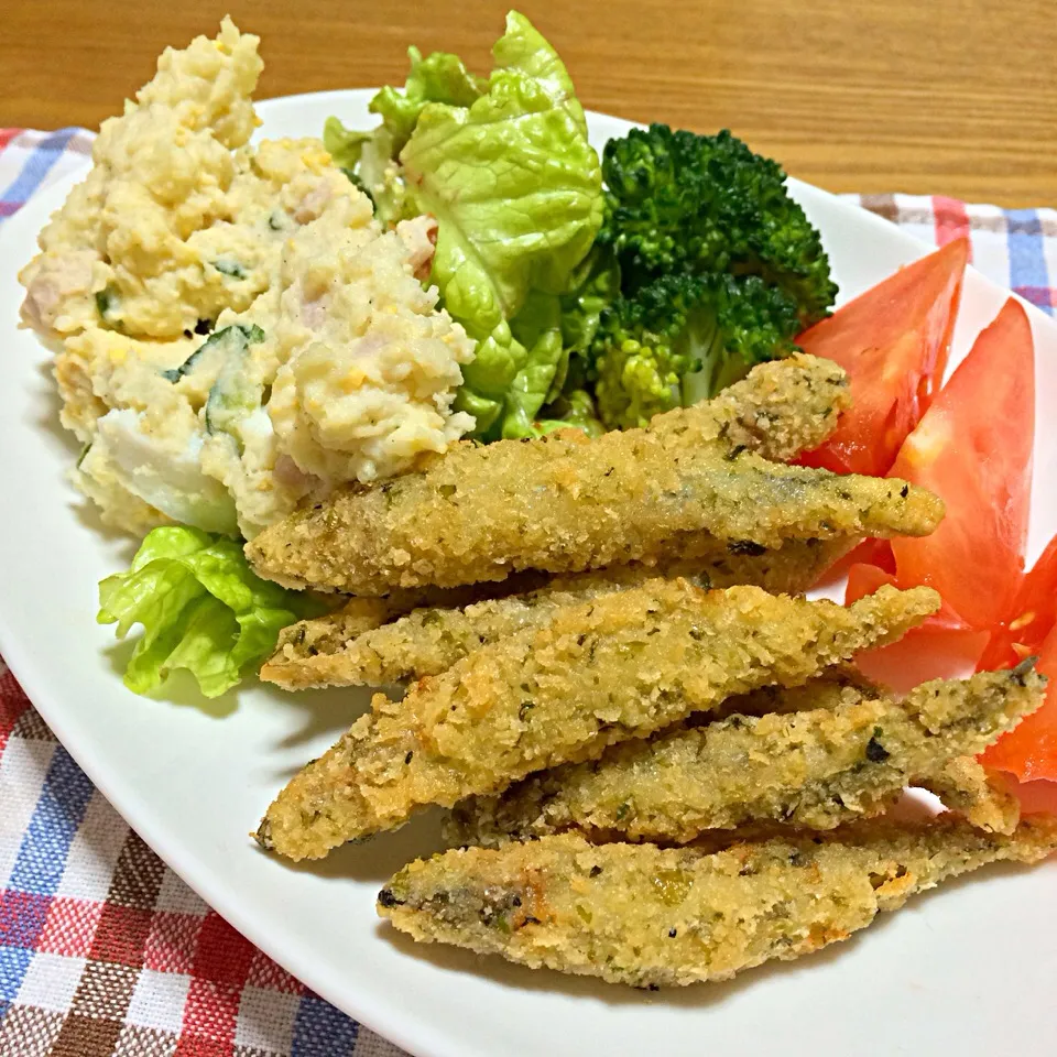 【今夜のウチご飯】キビナゴの磯辺フライ，ポテトサラダ，大根と豆腐のお味噌汁，新米。久しぶりのウチご飯。ほっとします！|takuya KAWANOさん