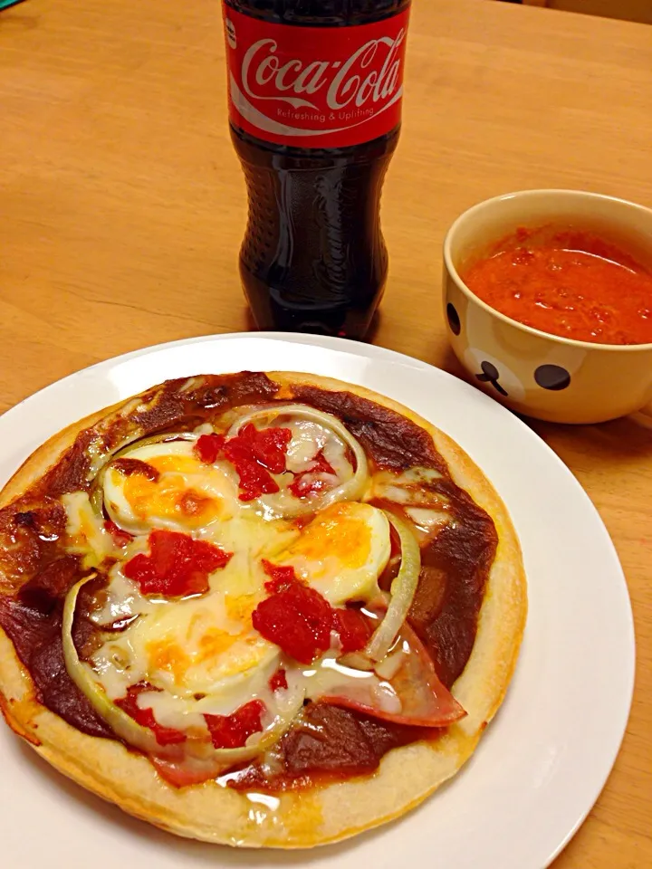 カレーピザ🍕生地の上にカレー、その他好きな食材乗せて、焼いた後に仕上げにグレープシードオイルを一振り♬|中上崇さん