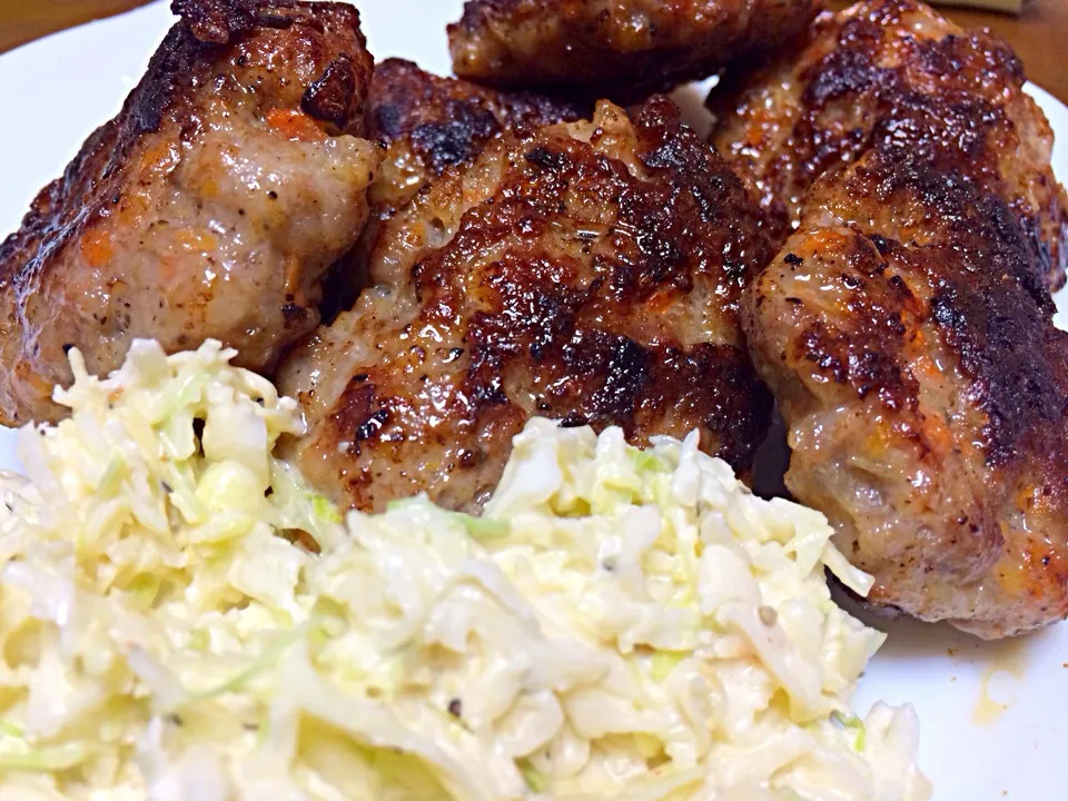 Snapdishの料理写真:Homemade Coleslaw and Burger Patty for Dinner 😍|analynさん