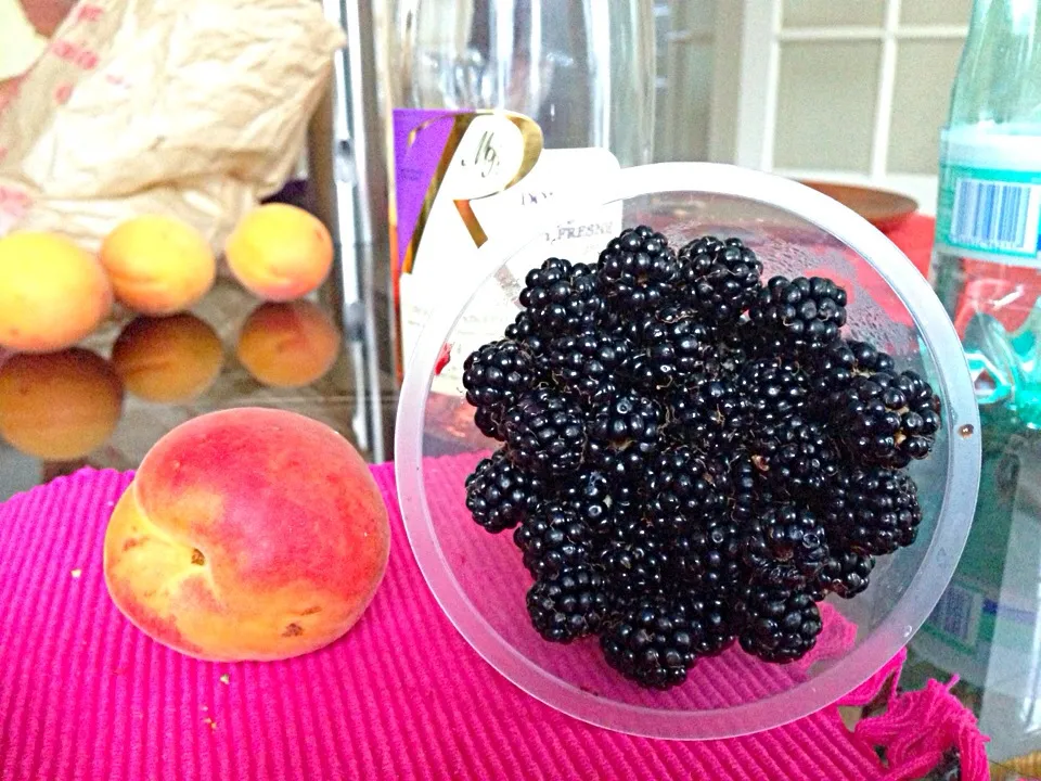 Snapdishの料理写真:Hand picked wild blackberries|Chocochuさん