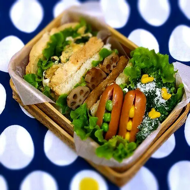 旦那さんの朝ごパン弁当♪
ほうれん草白あえリメイクオムレツ&ごまマヨ、高野豆腐の唐揚げ風照り焼き&れんこんのサンドイッチ
ブロッコリーとウインナードッグ♪|kyujaさん