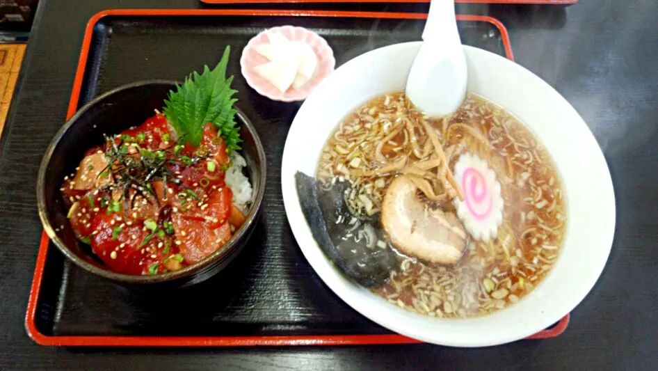 Snapdishの料理写真:マグロ漬け丼とラーメンのセット|哲さん