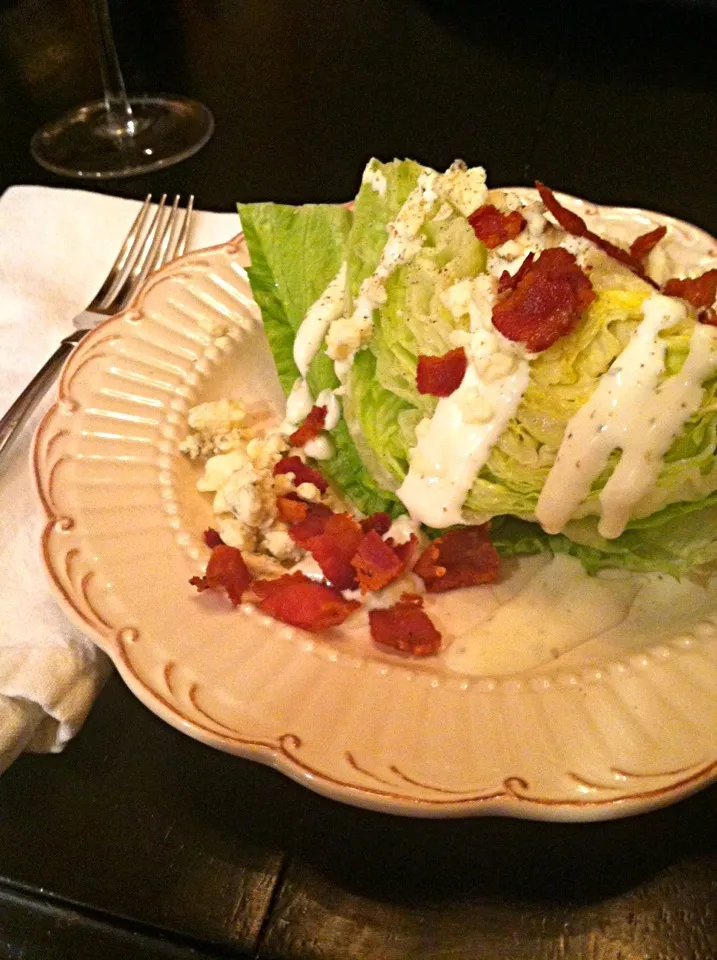 Classic Wedge Salad with Bacon and Blue Cheese|K Goodnessさん