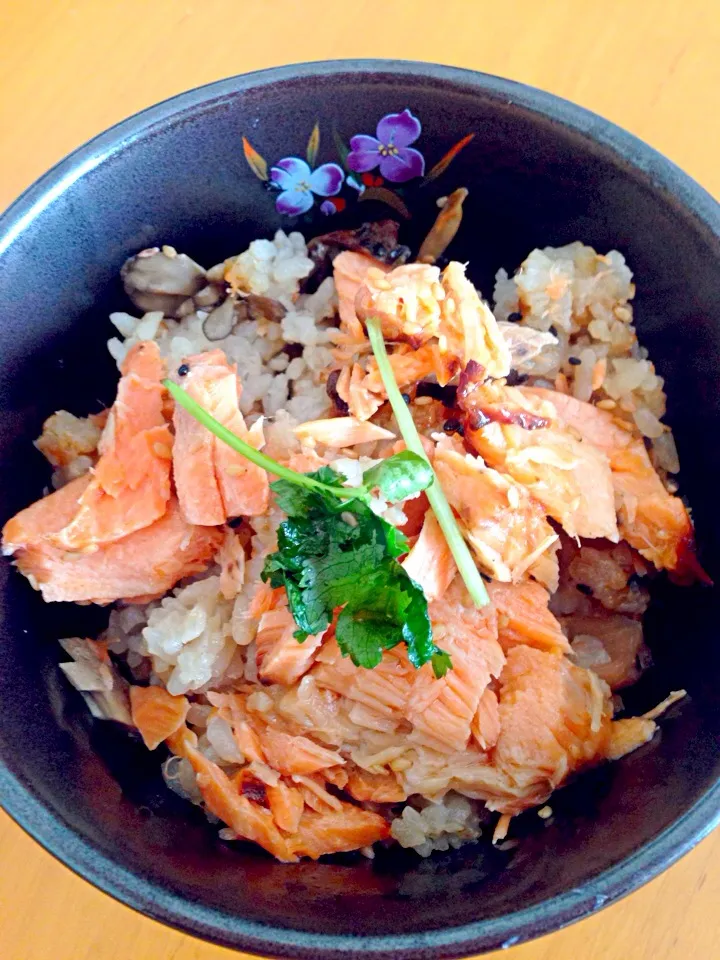 Left over salmon turns to salmon flakes topping with mushroom rice 茸炊き込みご飯に鮭トッピング|Toriuchi Sanchanさん