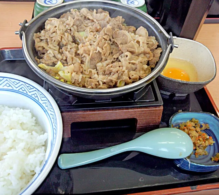 Snapdishの料理写真:吉野家の牛すき鍋膳|ぐっちさん