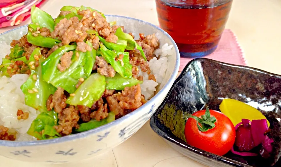 ひとりなので簡単ランチ♪ そぼろキャベツ丼|ひかるんさん