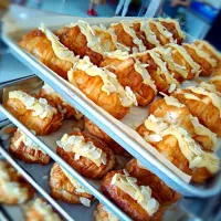 almond croissant on the go|Nickz Phewさん