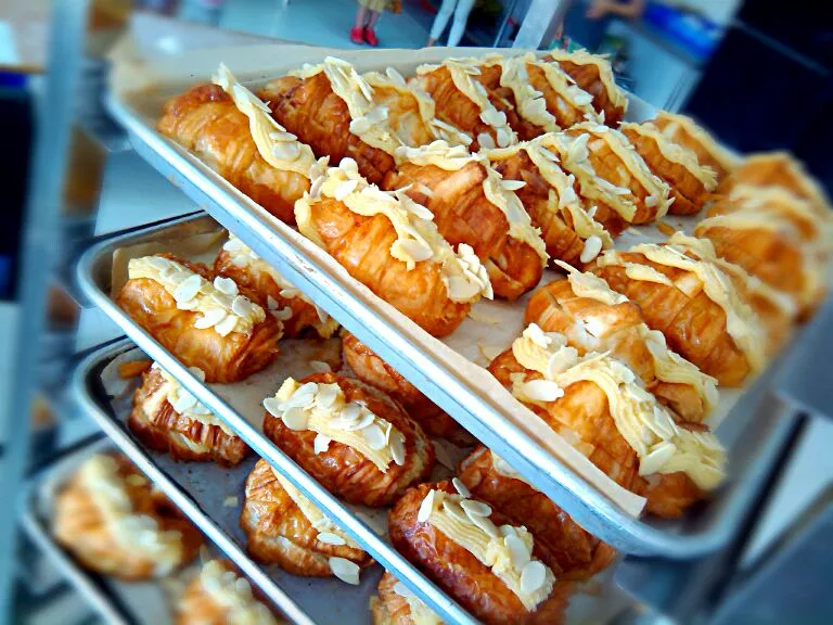 almond croissant on the go|Nickz Phewさん