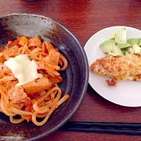 Snapdishの料理写真:キムチうどん&ササミアボカドチーズフライ|nico.chさん