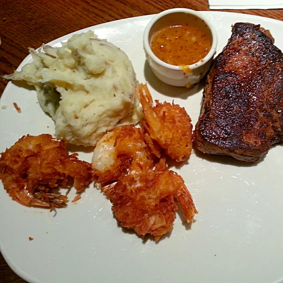 Snapdishの料理写真:Steak, Garlic Mash Potatoe & Coconut Shrimp|Richard Stephen Torres Cañarteさん