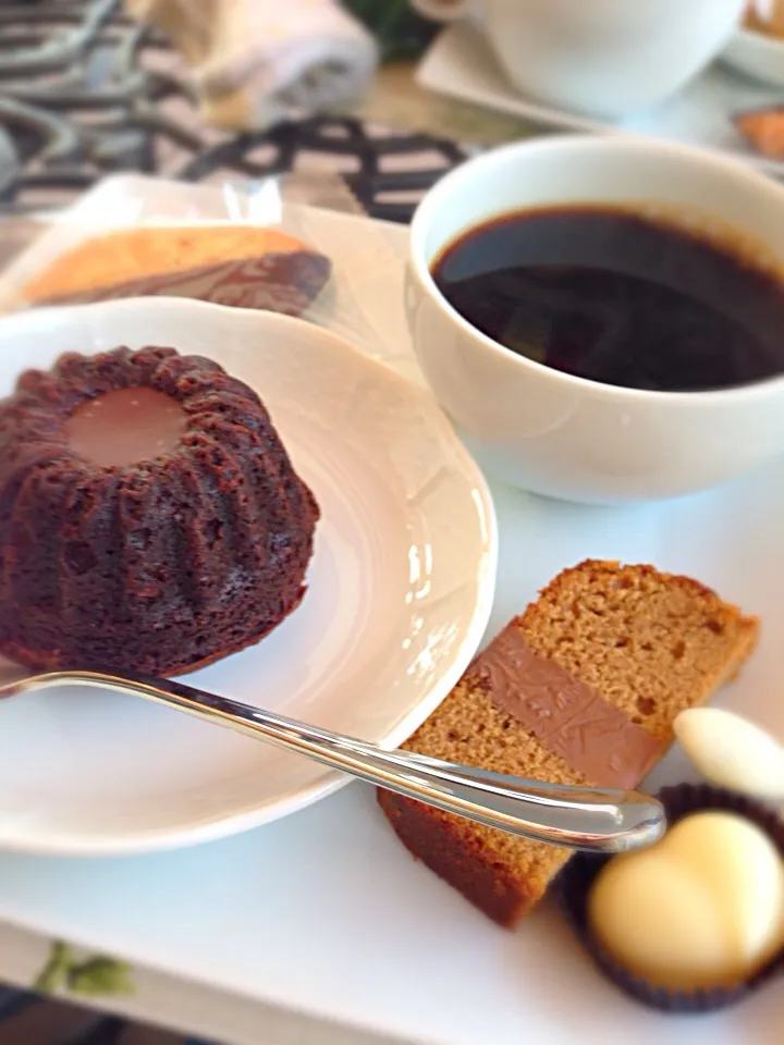 お散歩に疲れてカフェを探していたら素敵なテラスのある焼き菓子とチョコレート専門店発見。近所にまだまだ未開拓のお店あるな〜|うきさん