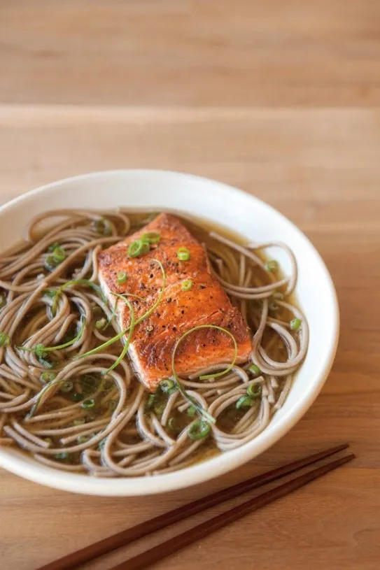 Soba Noodles & Seared Salmon in Ginger-Green Onion Broth|恵子さん